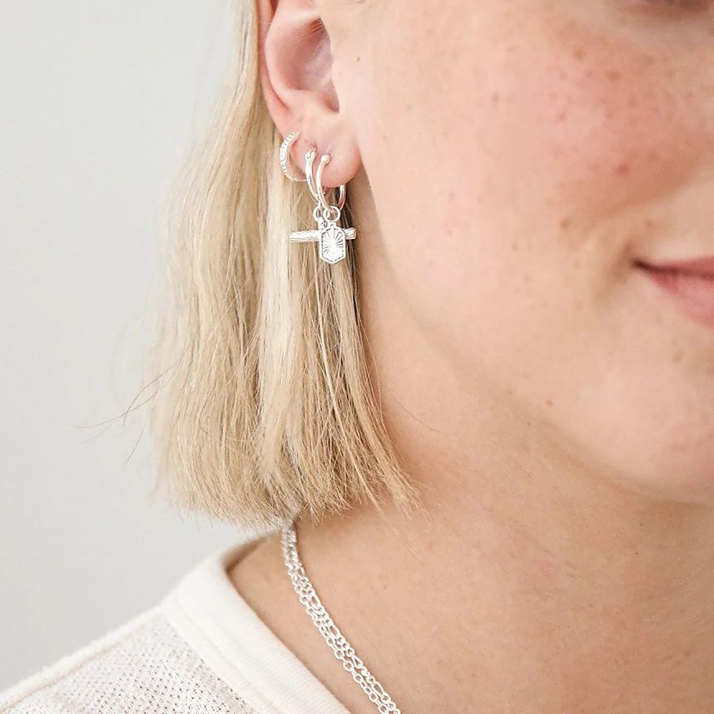 Mariannick 18K Gold T-Bar Huggie Earrings