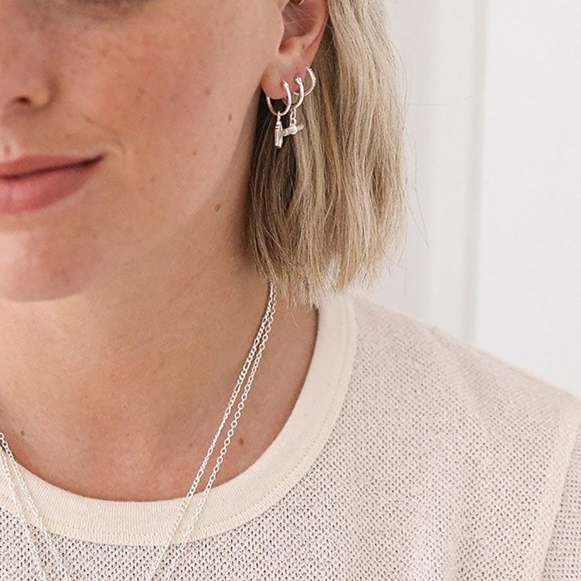 Mariannick 18K Gold T-Bar Huggie Earrings