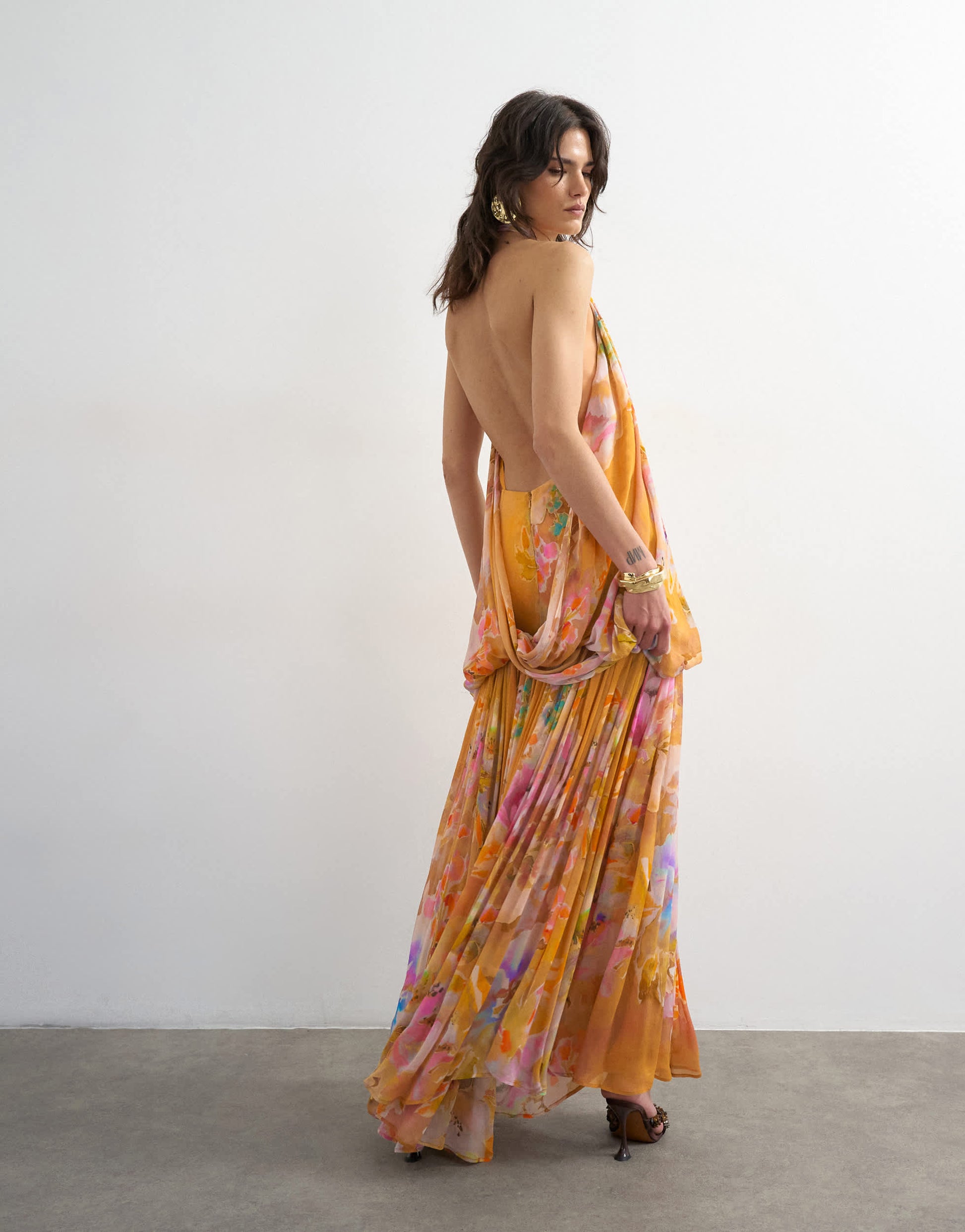 Premium viscose blouson halter neck maxi dress with open back and train in handpainted floral print - Orange floral / EU 34