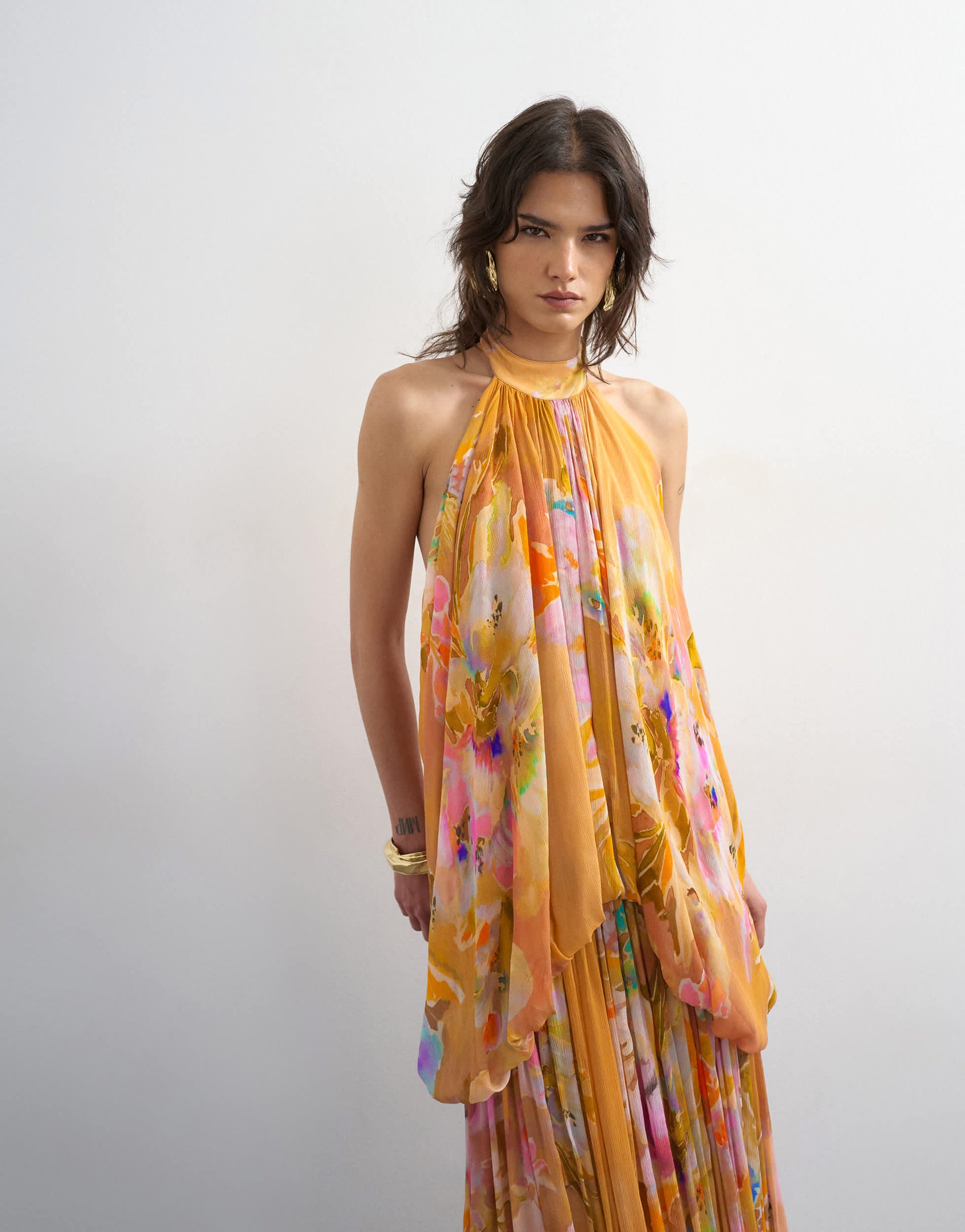 Premium viscose blouson halter neck maxi dress with open back and train in handpainted floral print - Orange floral / EU 34