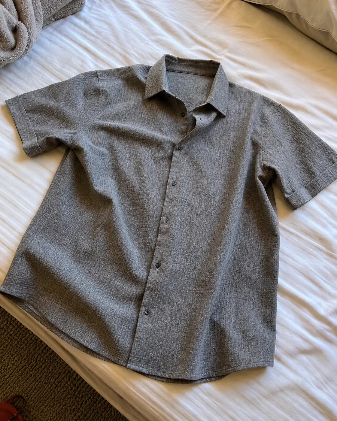 Everyday style reference featuring the men's linen short-sleeve shirt