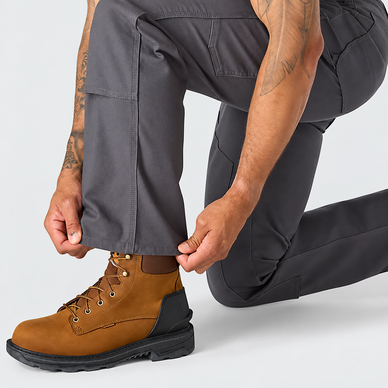 Built-in stretch supporting movement at the knee and leg opening