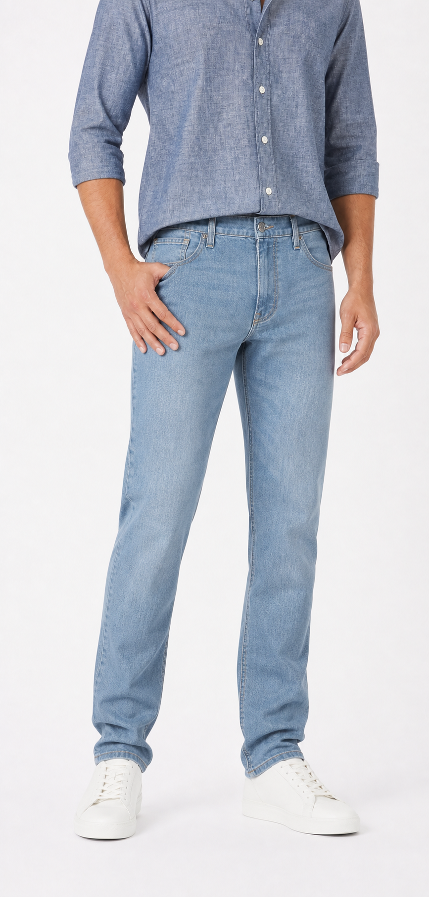 Men's light blue wash regular tapered jeans