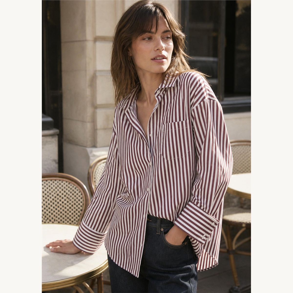 Chemise rayée portée dans un café parisien