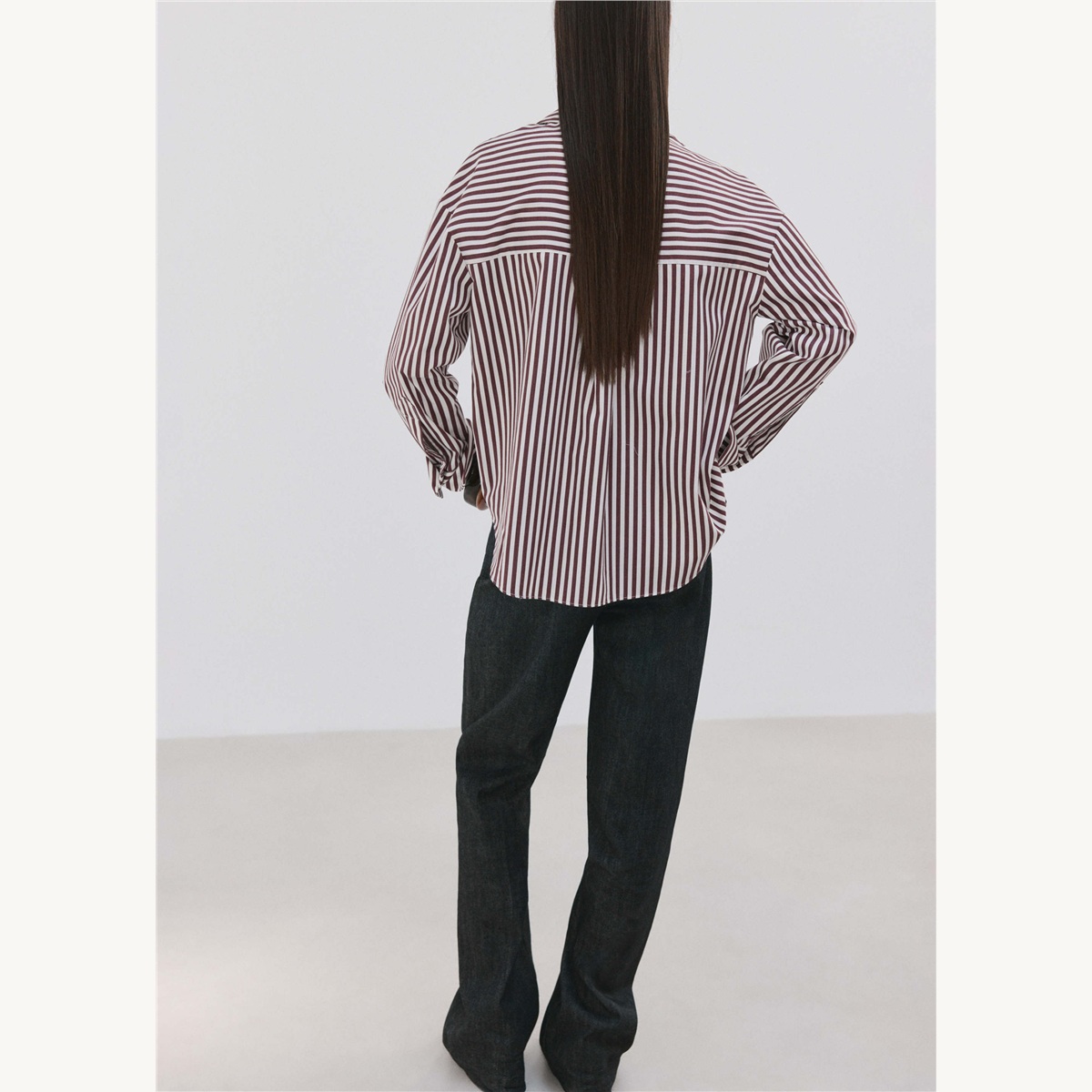 Chemise rayée femme - silhouette de dos