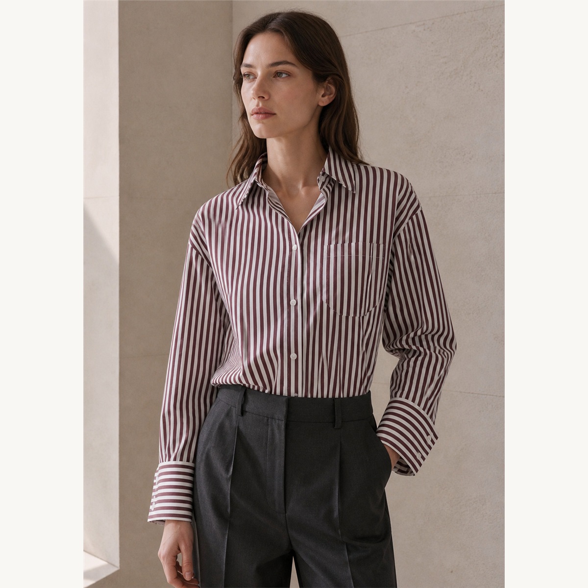 Chemise rayée rentrée dans un pantalon de tailleur