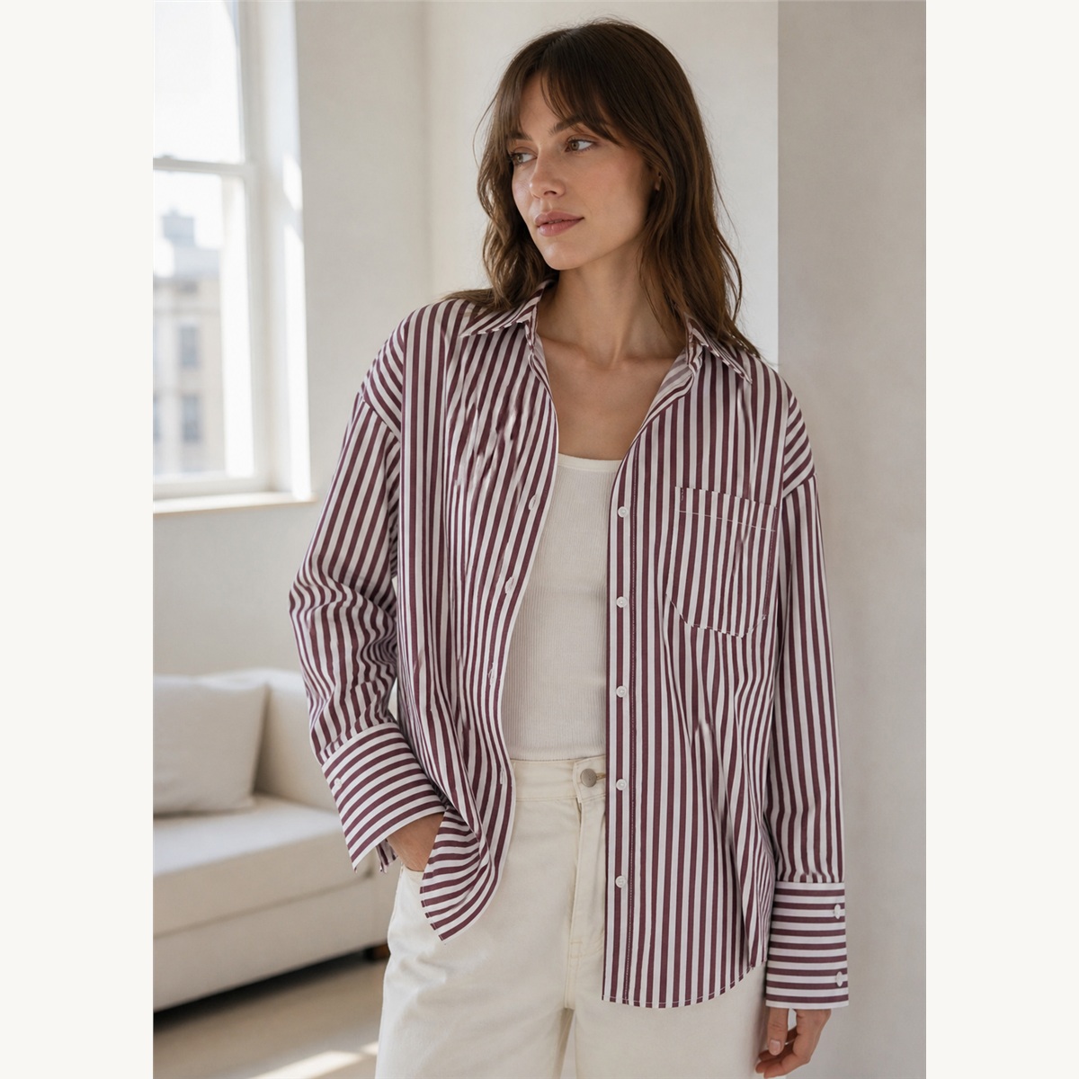 Chemise rayée ouverte sur un débardeur