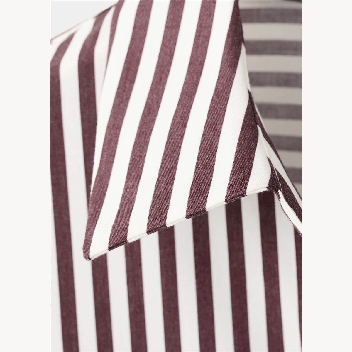 Col classique et poche poitrine de la chemise