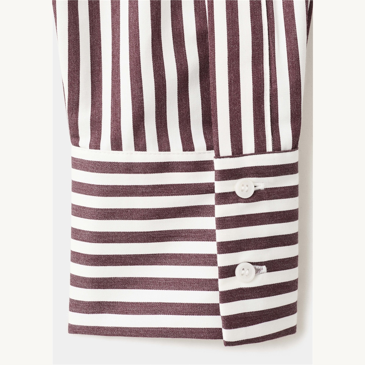 Poignet contrastant boutonné de la chemise