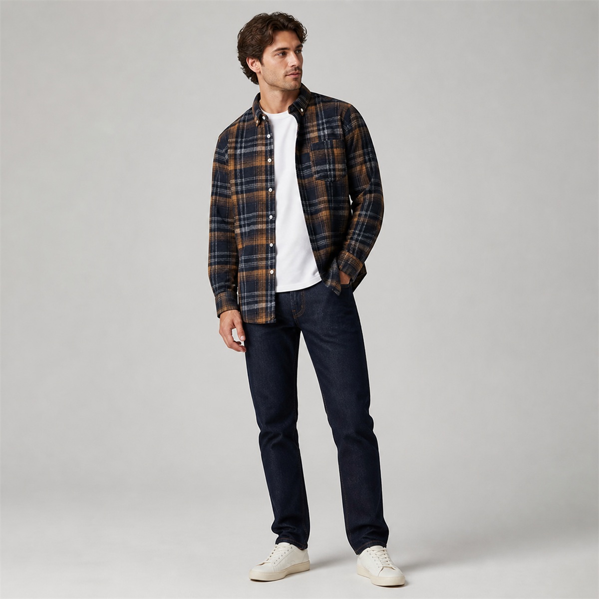 Chemise à carreaux ouverte sur un tee-shirt blanc