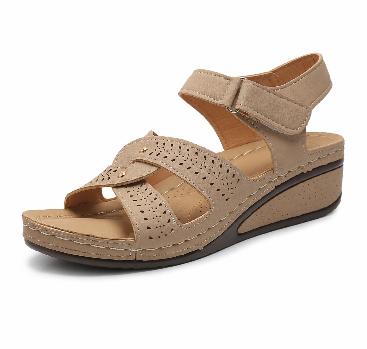 Sandalia beige de cuña baja sobre fondo blanco