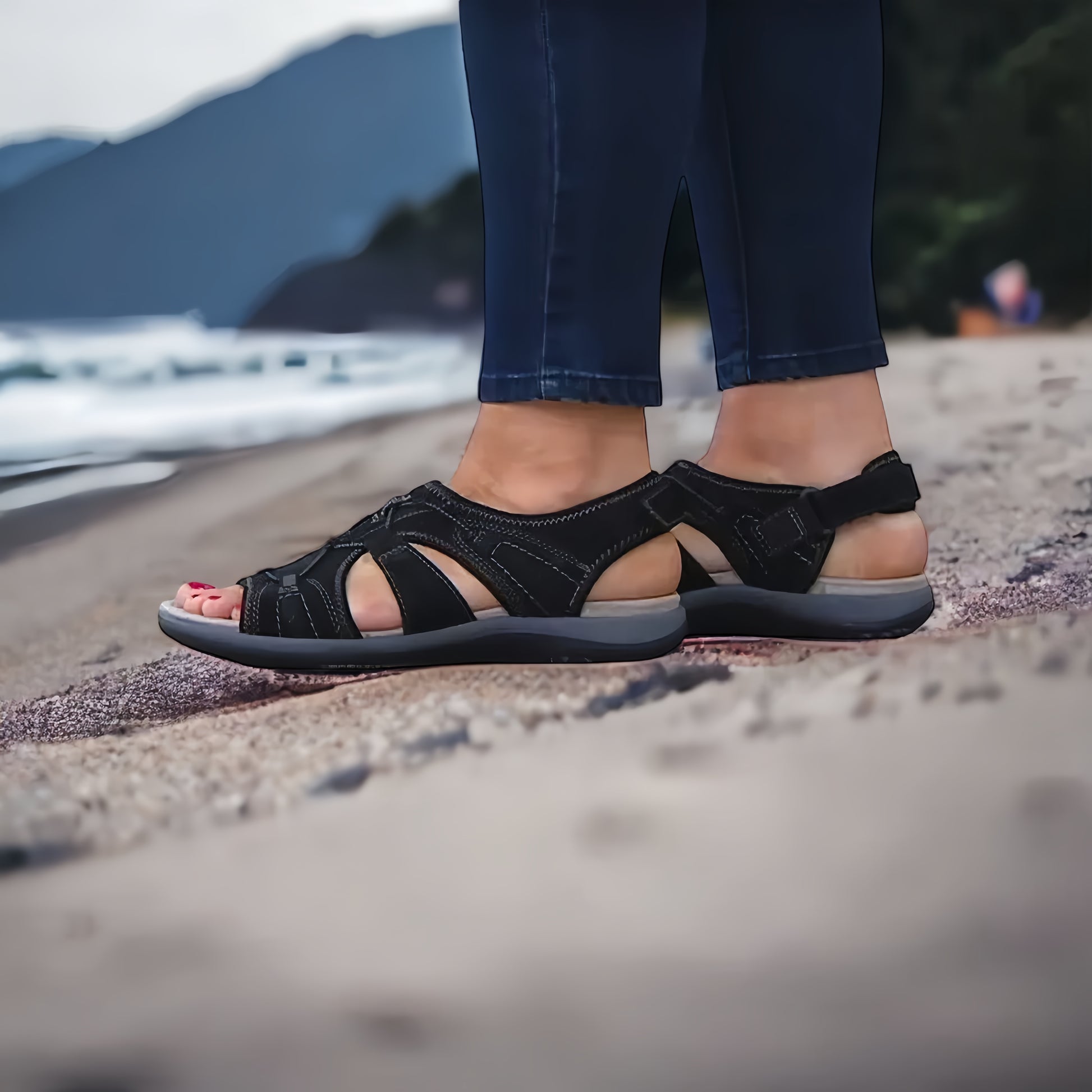 Sandalias negras en exterior