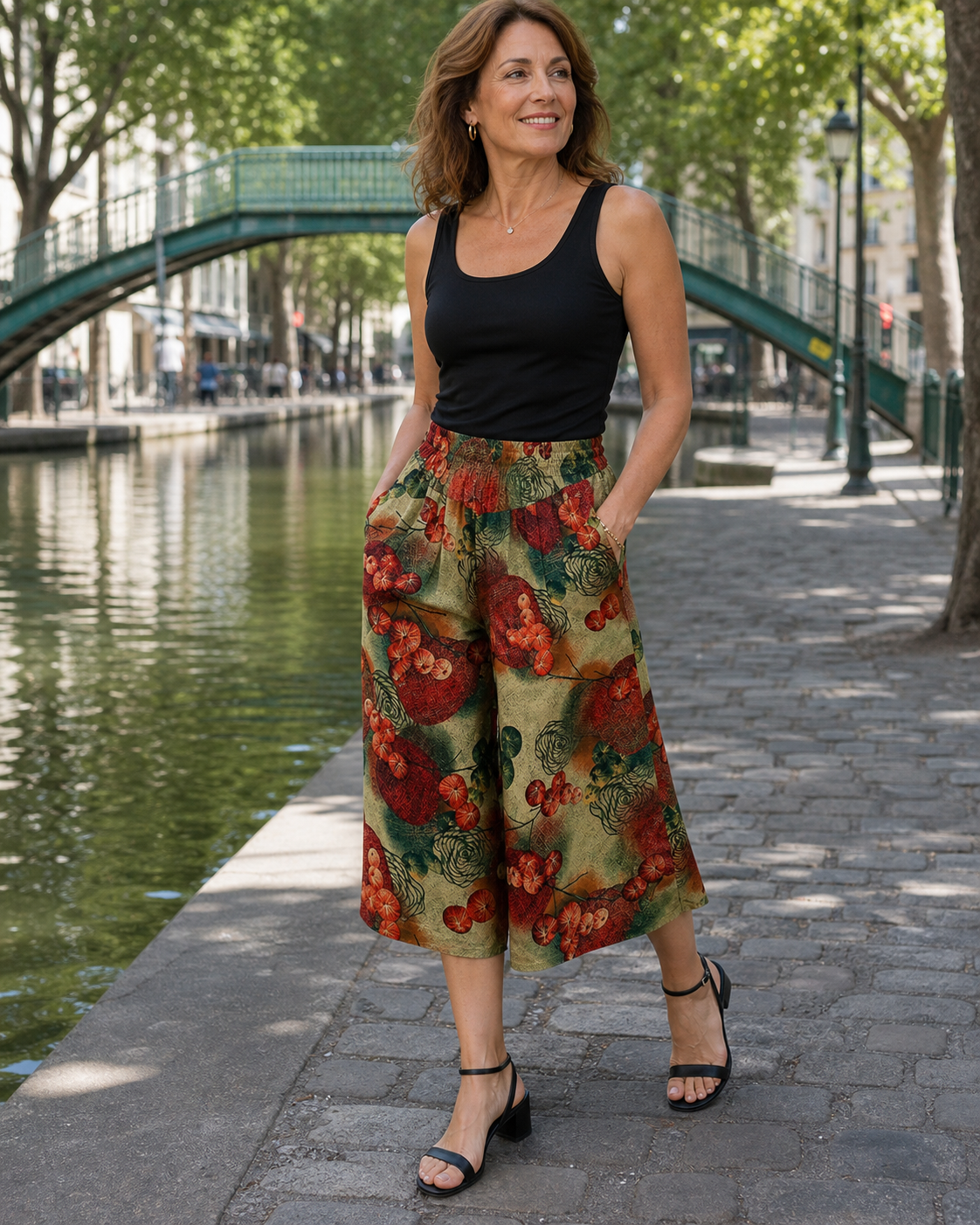Pantacourt femme motif 4 porté dans une tenue française