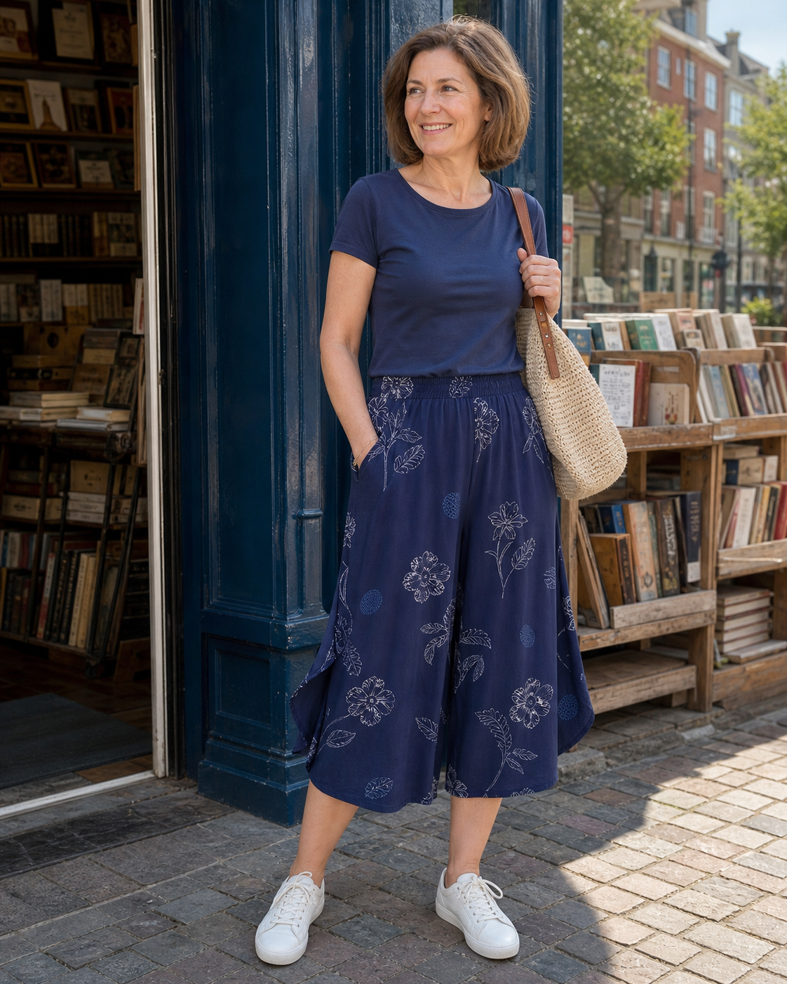 Pantacourt femme motif 8 porté dans une tenue française