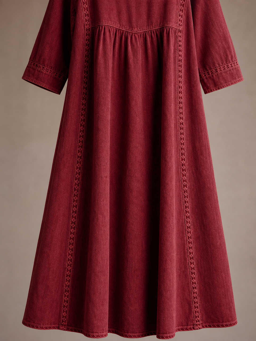 D&eacute;tail de la manche et du tomb&eacute; de la robe rouge