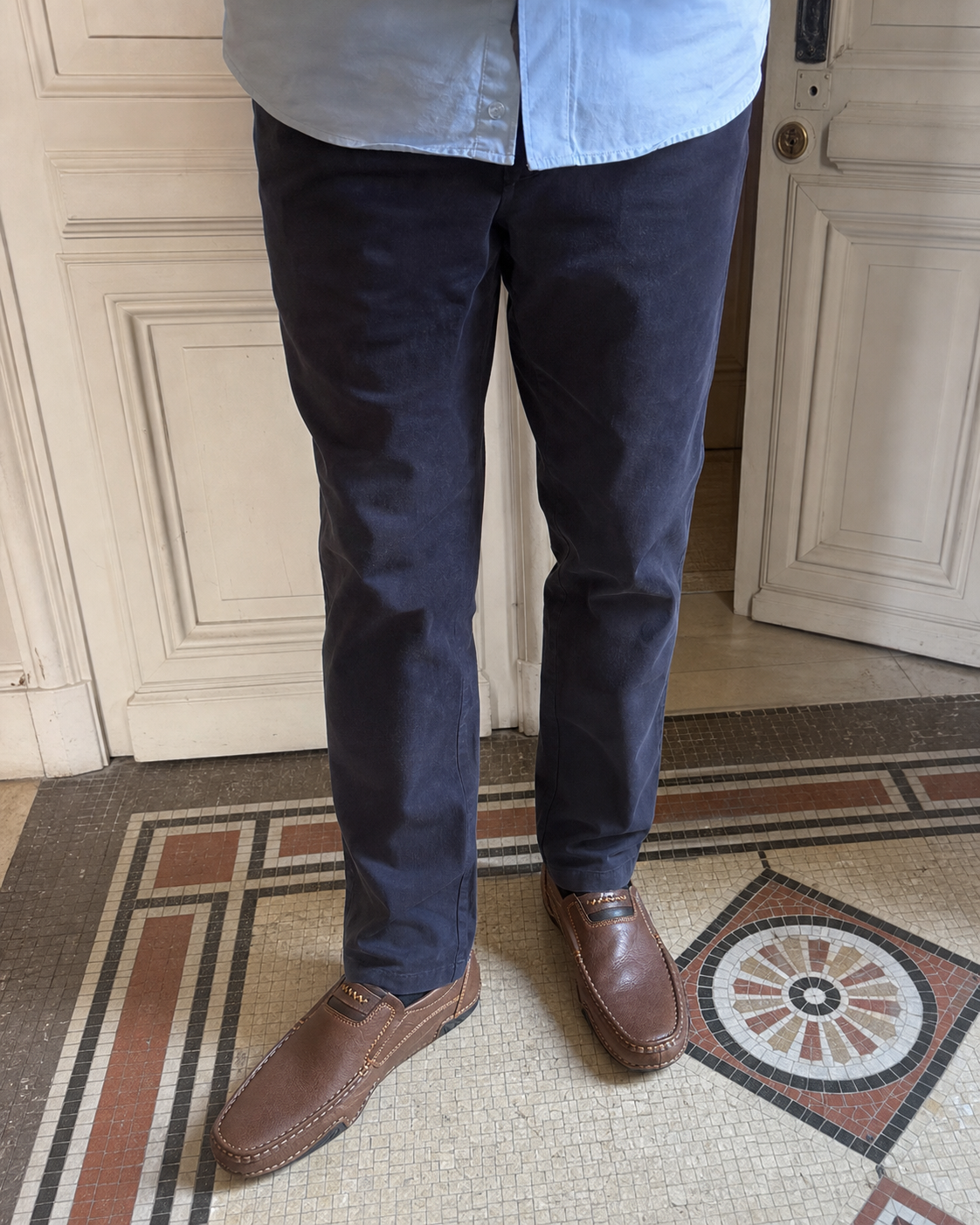 Mocassins marron foncé portés avec un chino bleu marine