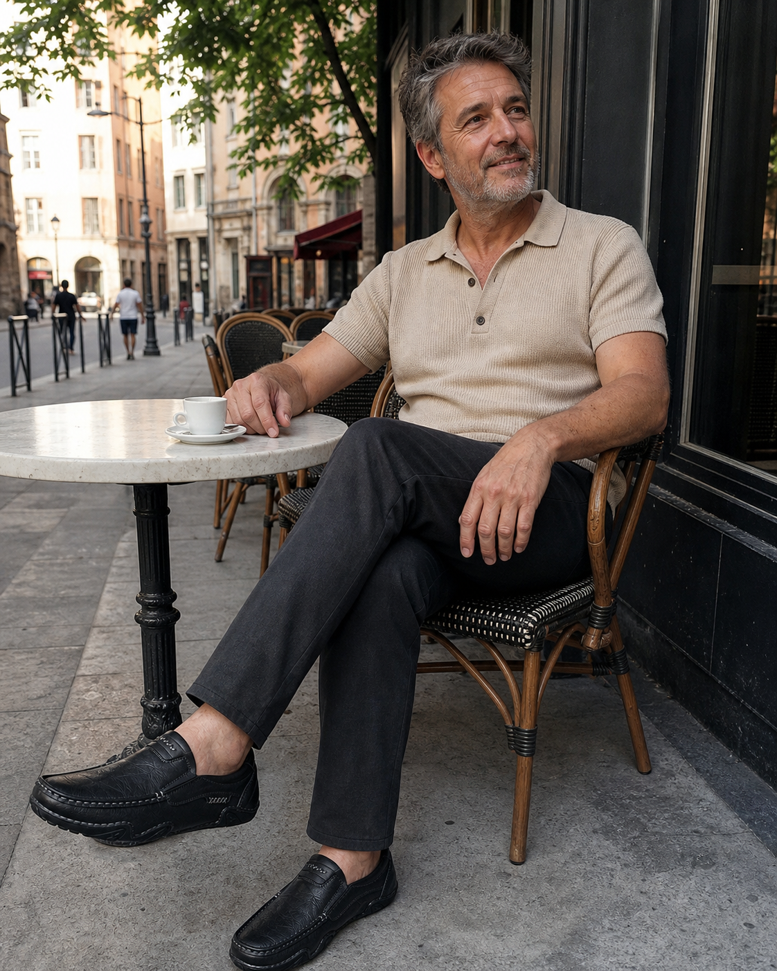 Mocassins noirs portés à une terrasse en ville