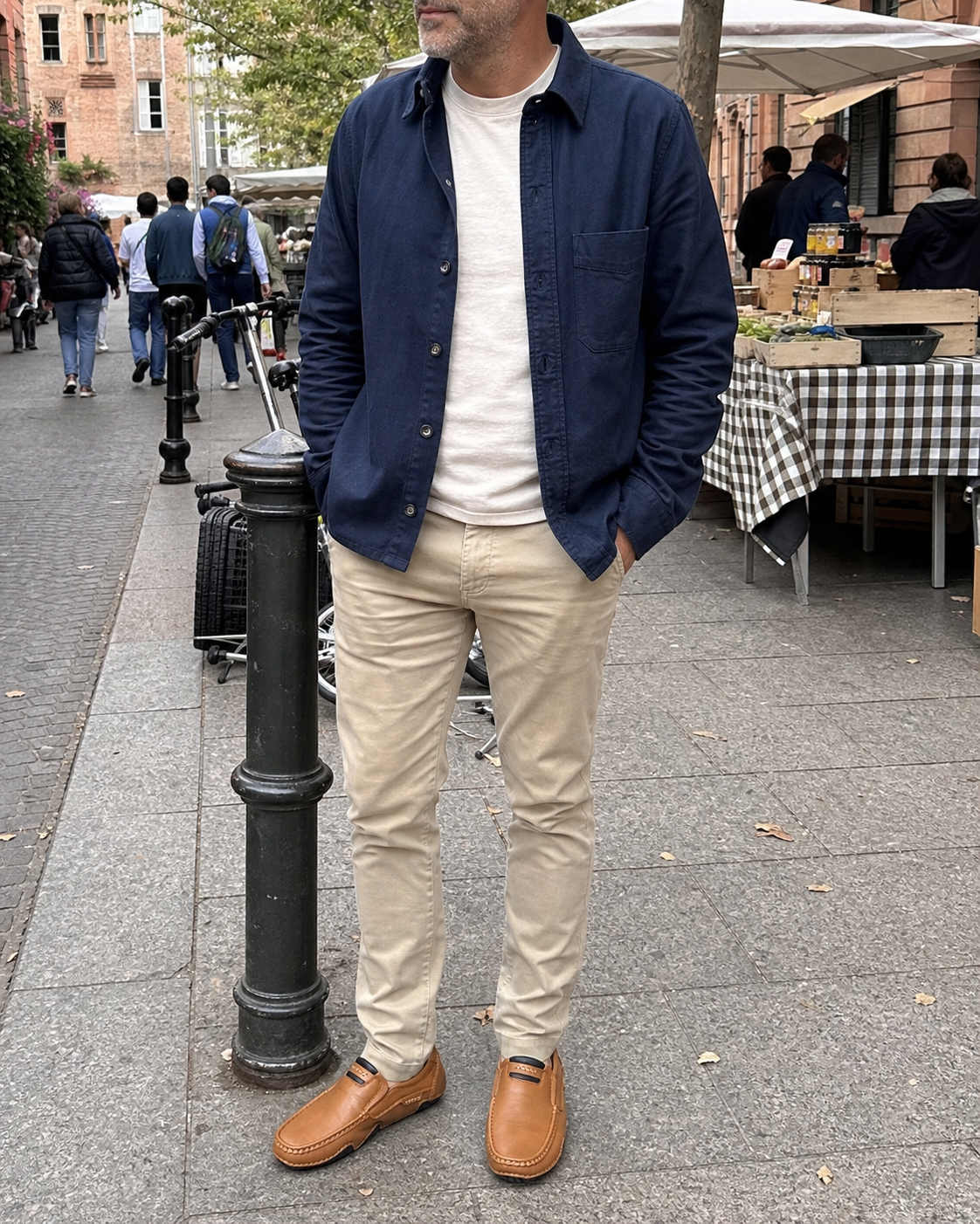 Mocassins marron portés lors d’une sortie au marché
