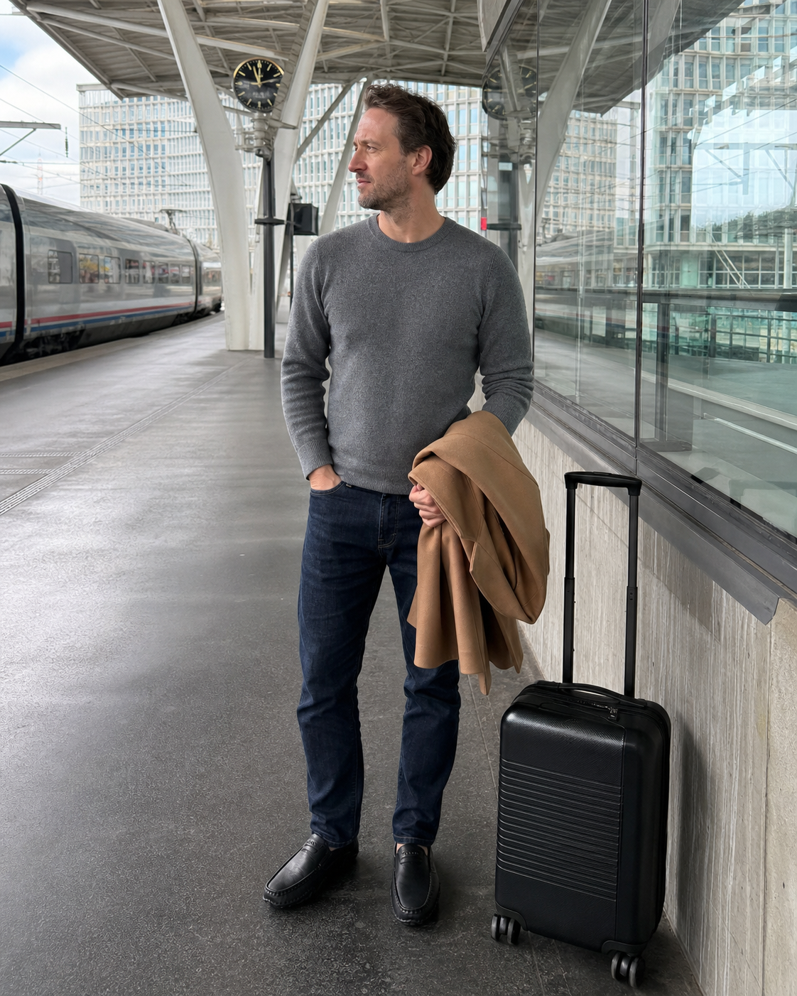 Mocassins noirs portés pendant un voyage en train