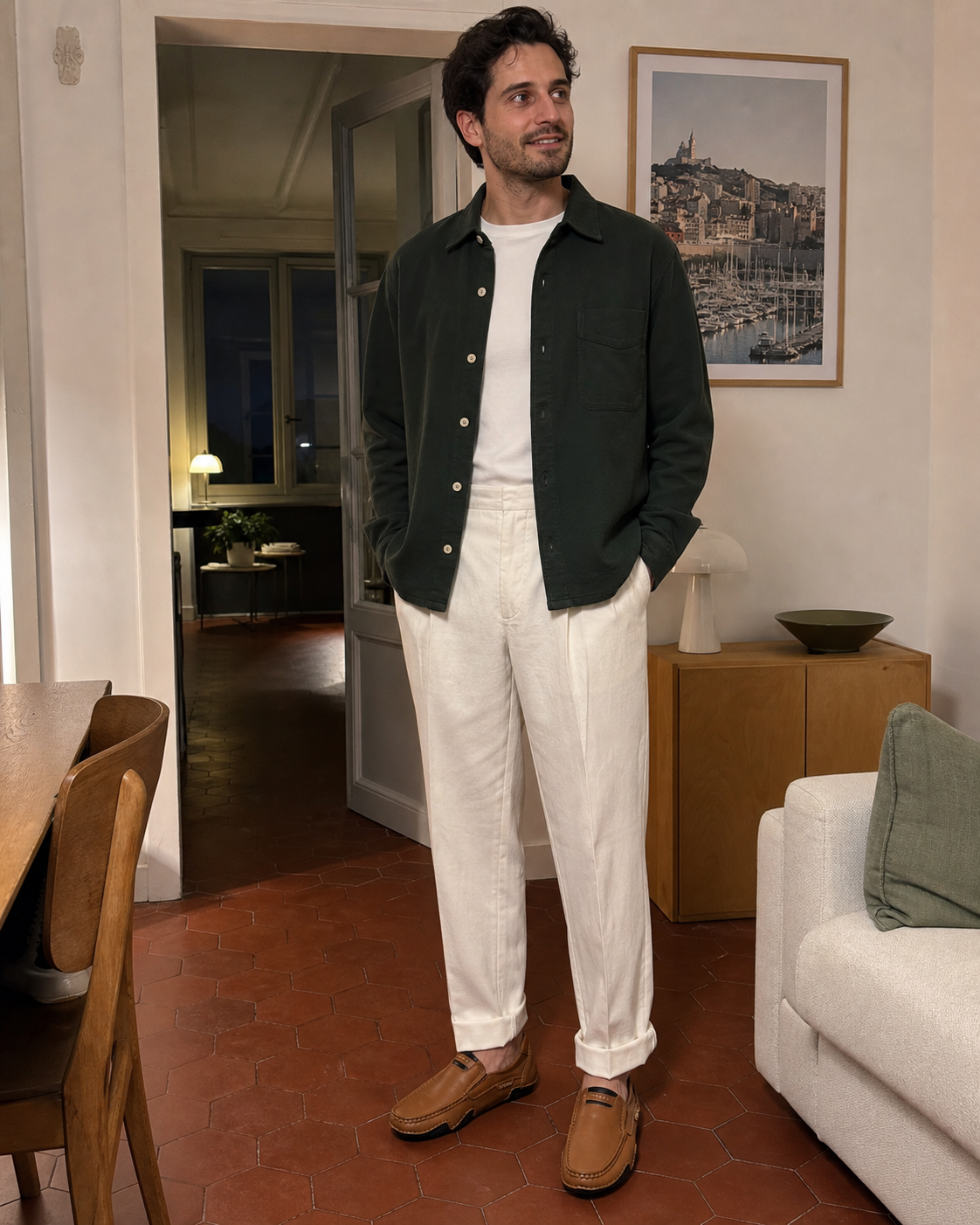 Mocassins marron portés avec un pantalon clair à la maison