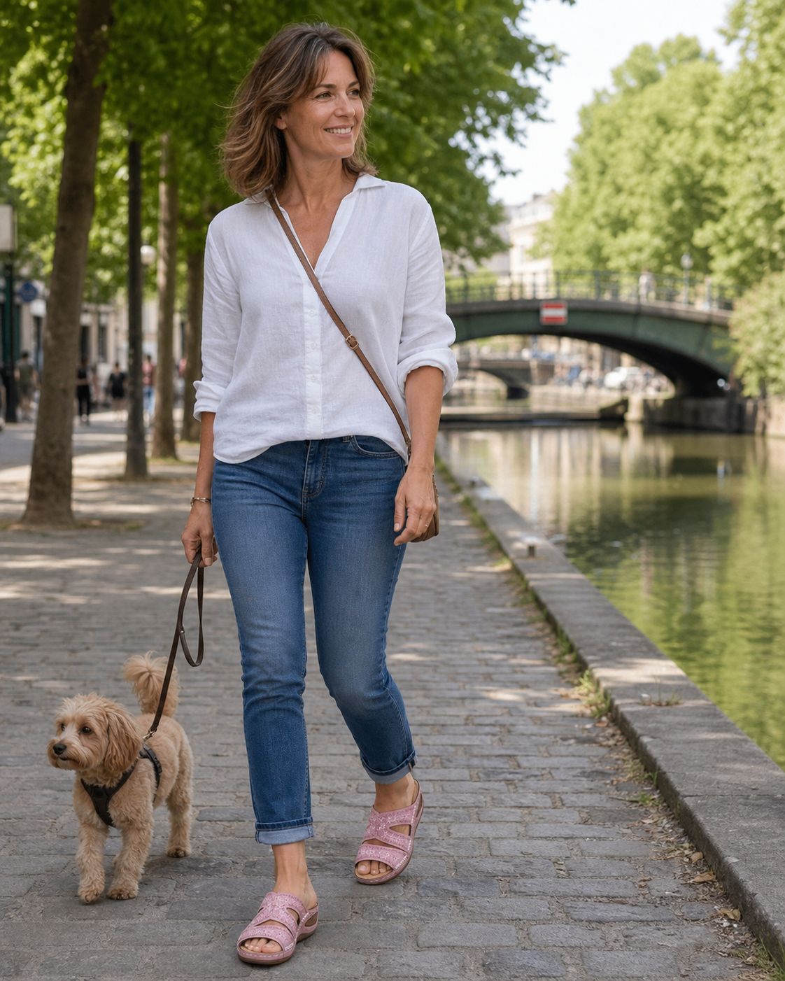 Sandales compensées rose portées par une femme en France