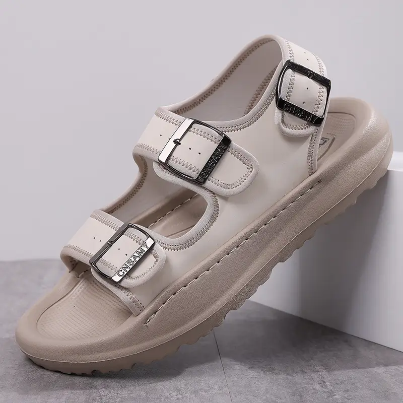Sandalias beige con tres tiras ajustables