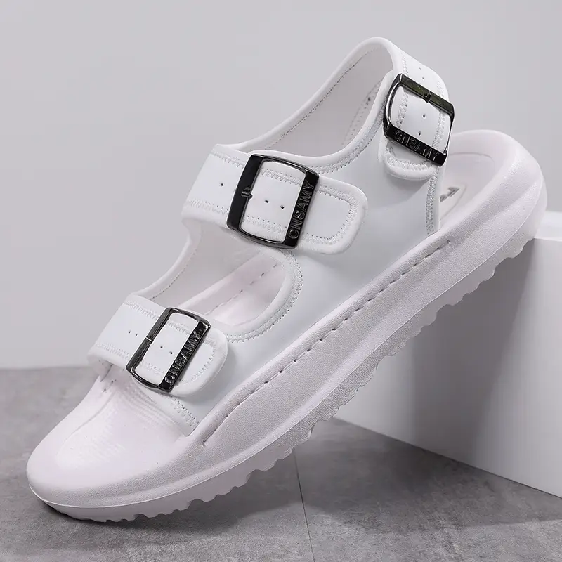Sandalias blancas con tres tiras ajustables