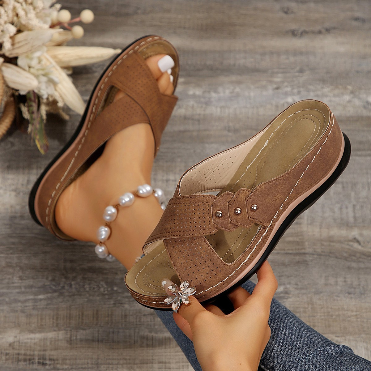 Sandalias camel de mujer con tiras cruzadas