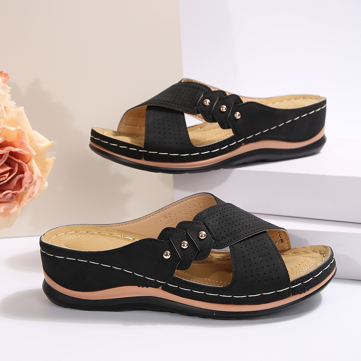 Sandalias negras y rosa empolvado de mujer con tiras cruzadas