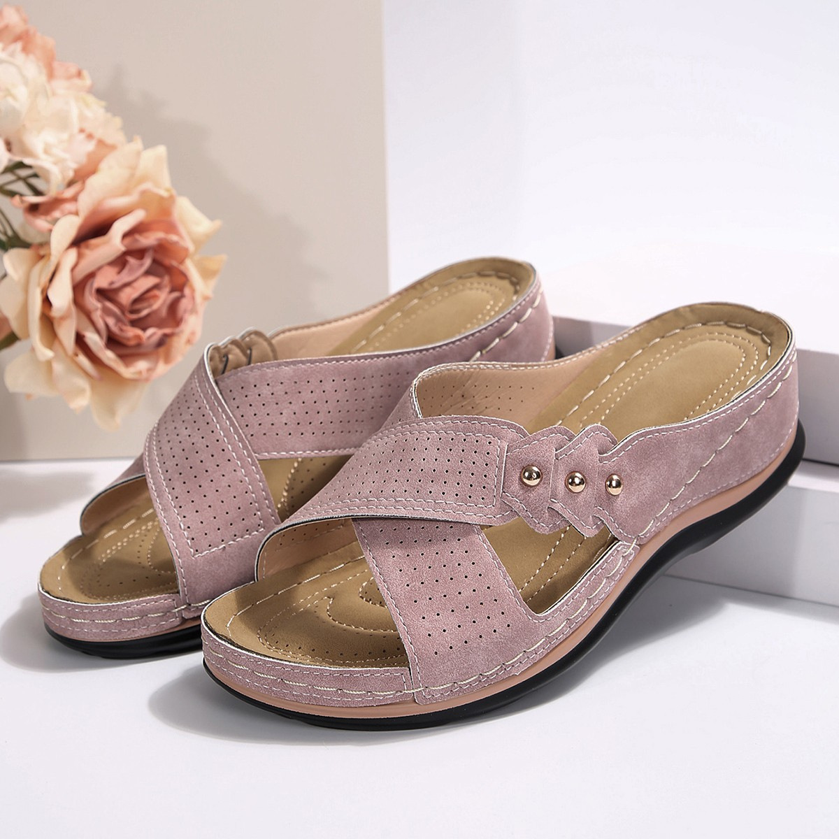 Sandalias rojas de mujer con tiras cruzadas llevadas