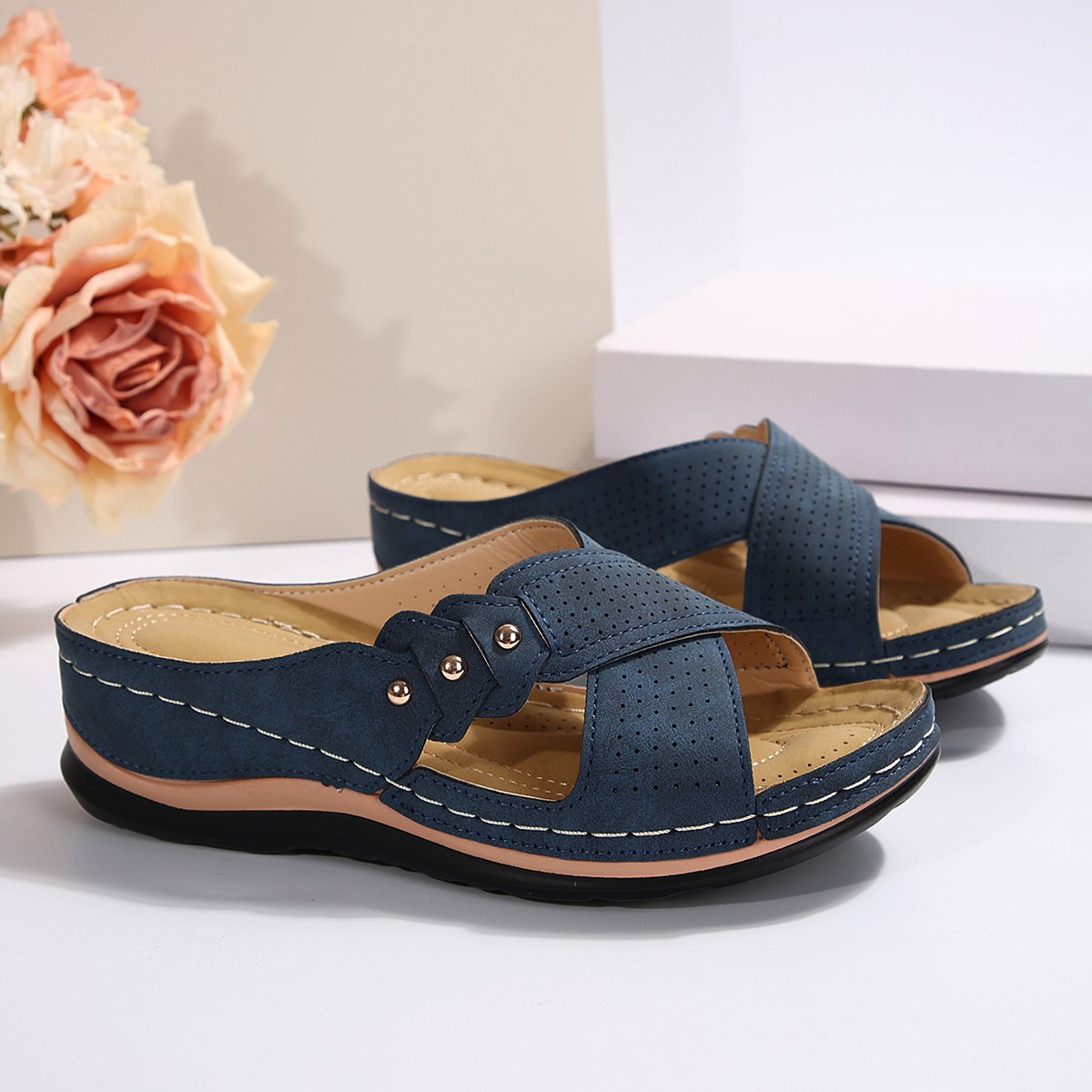 Par de sandalias azul marino de mujer con tiras cruzadas