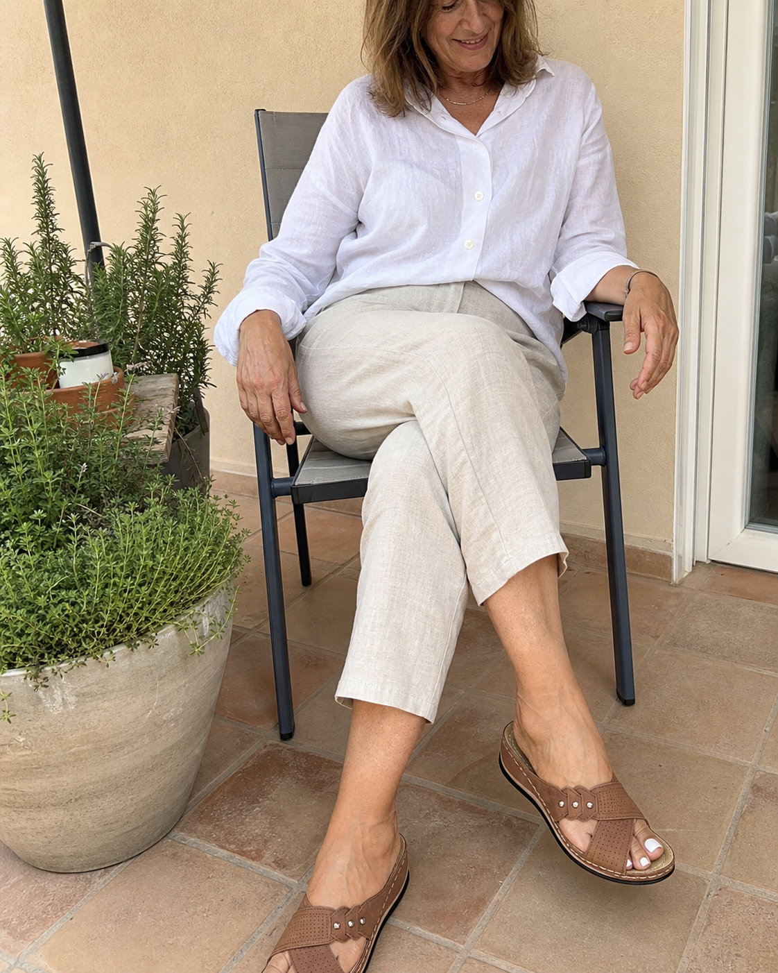 Inspiration portée avec les sandales camel et un pantalon clair