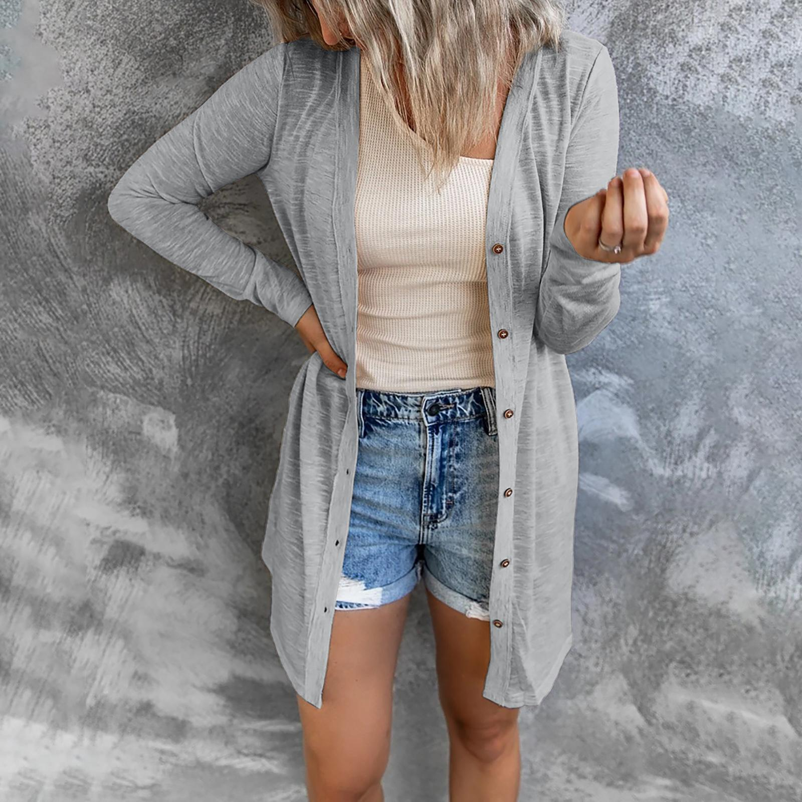 Cárdigan largo de mujer en gris claro con botones y bolsillos