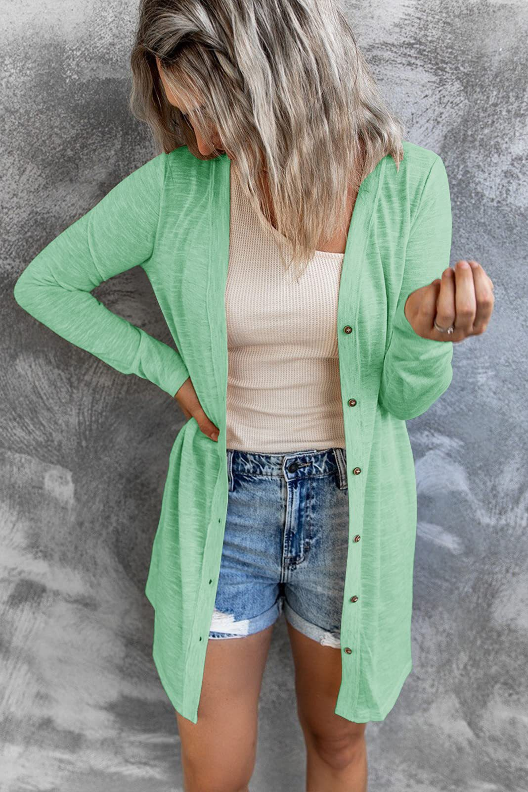 Cárdigan largo de mujer en verde menta con botones y bolsillos