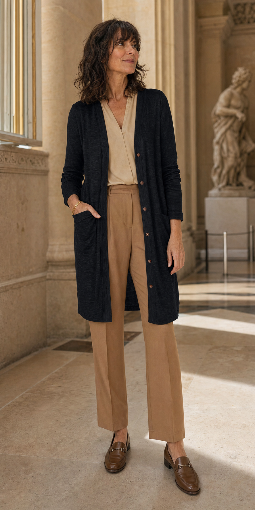 Femme fran&ccedil;aise portant le cardigan noir dans un mus&eacute;e parisien