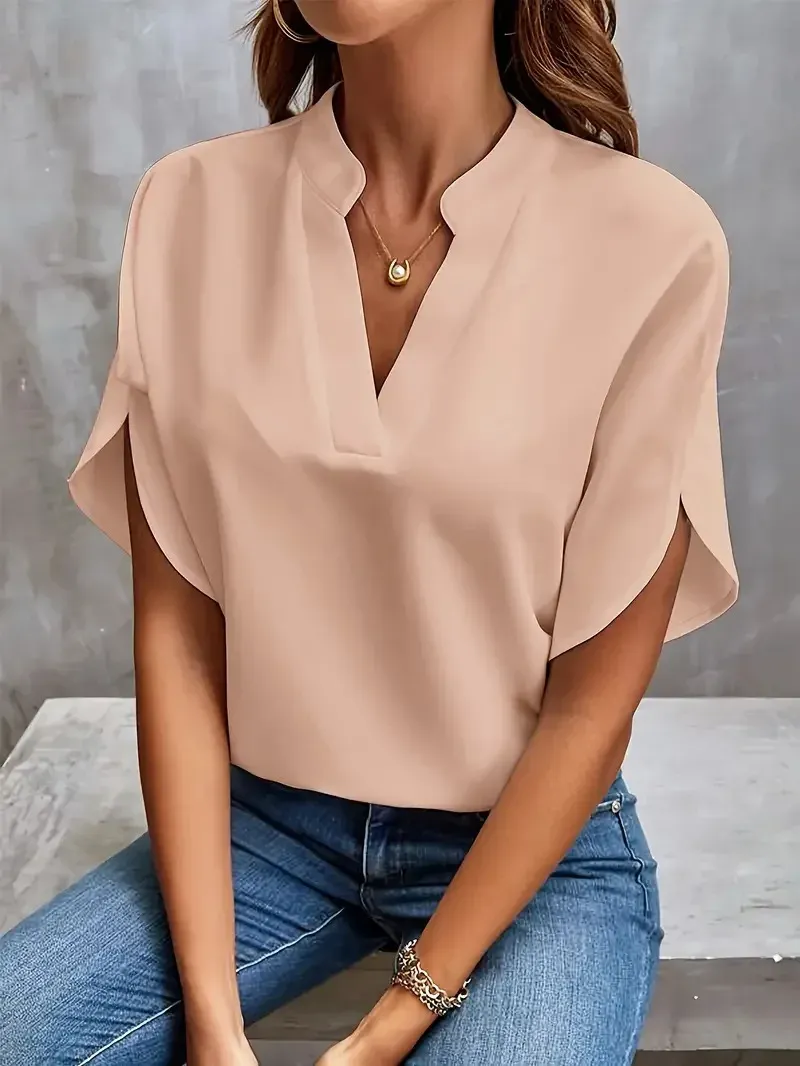 Blusa beige rosada de mujer con cuello abierto y mangas tulipán