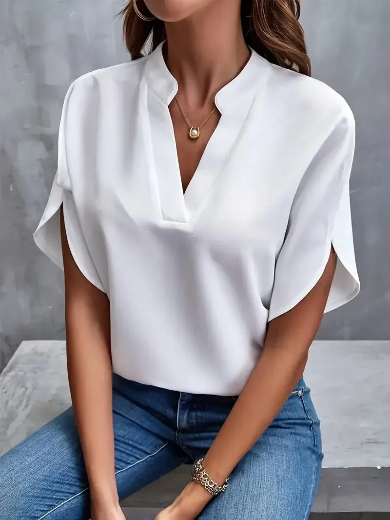 Blusa blanca de mujer con cuello abierto y mangas tulipán