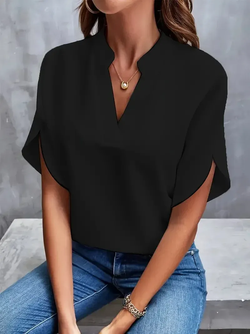 Blusa negra de mujer con cuello abierto y mangas tulipán