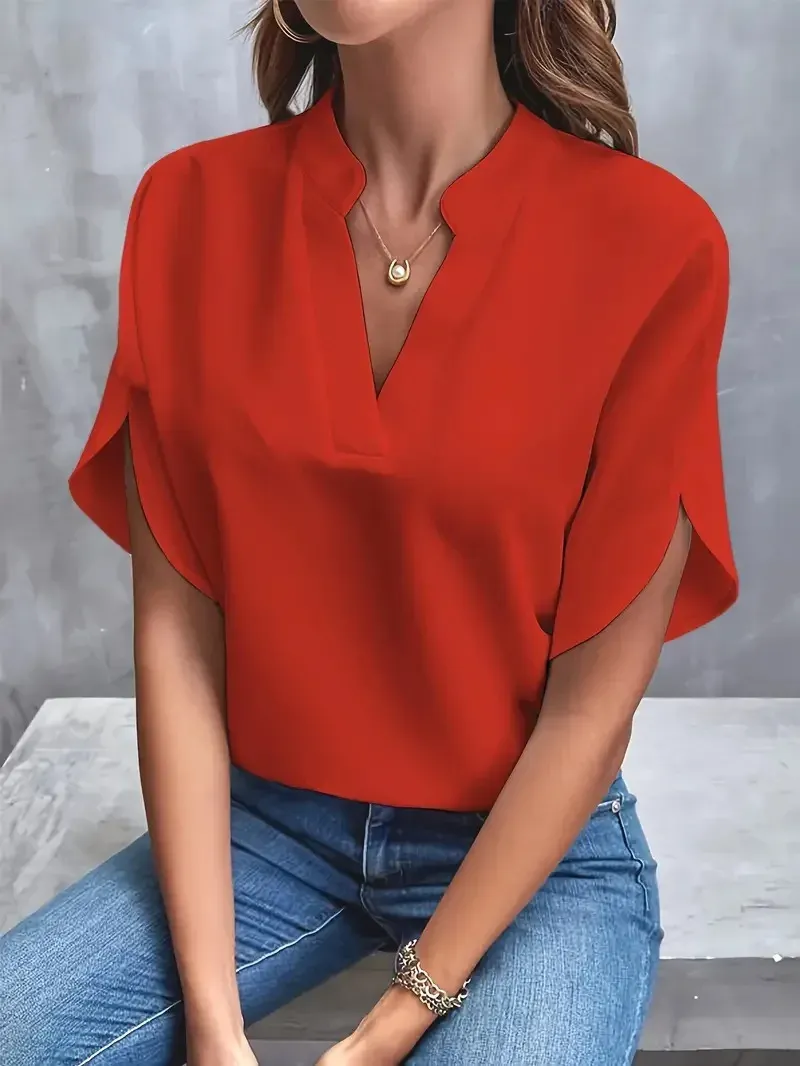 Blusa roja de mujer con cuello abierto y mangas tulipán