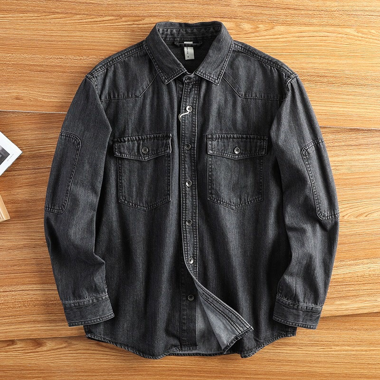 Surchemise homme en denim noir lavé à manches longues et deux poches poitrine