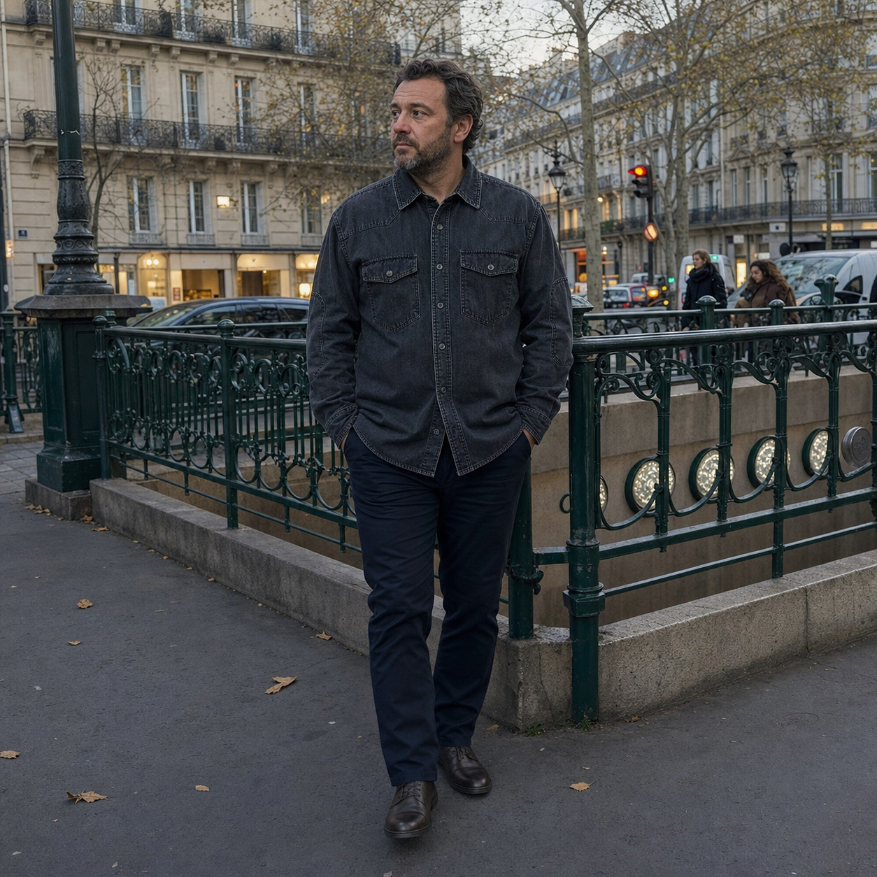 Homme en France portant l&rsquo;un des mod&egrave;les dans une sc&egrave;ne quotidienne, exemple 2