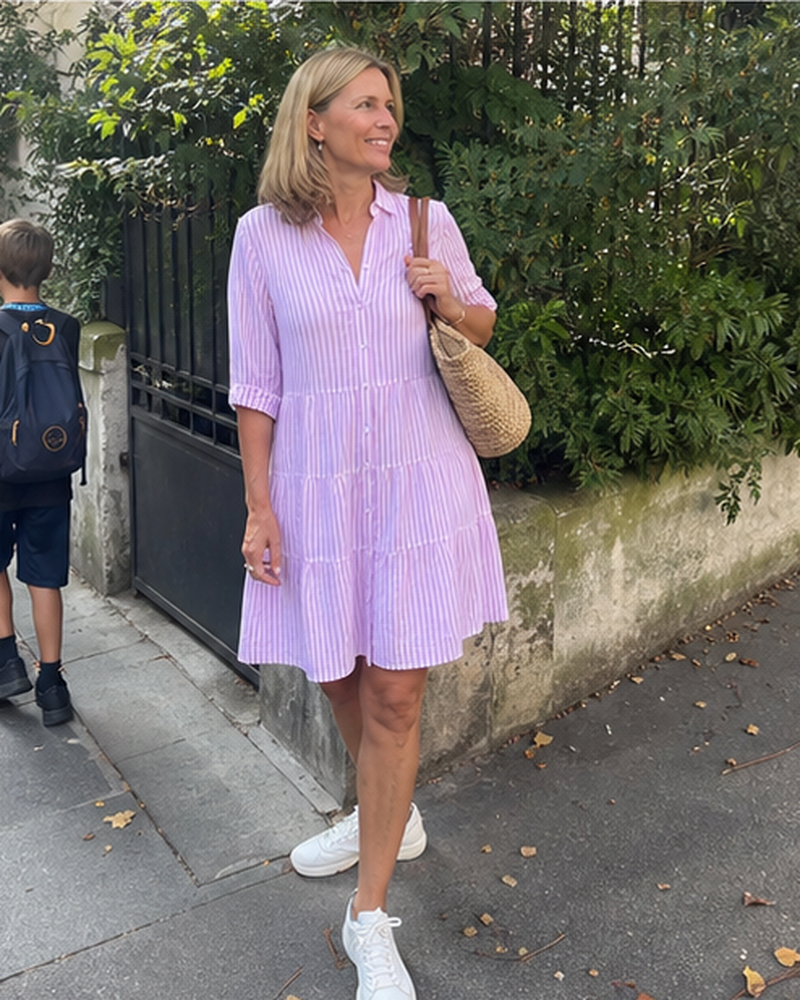 Robe-chemise rayée portée dans une scène quotidienne en France, association 12