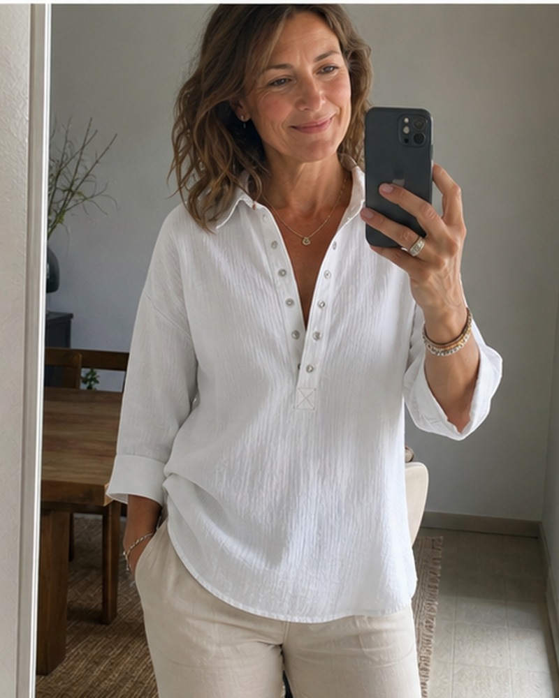 Blouse Henley textur&eacute;e port&eacute;e dans une sc&egrave;ne quotidienne en France, inspiration 1