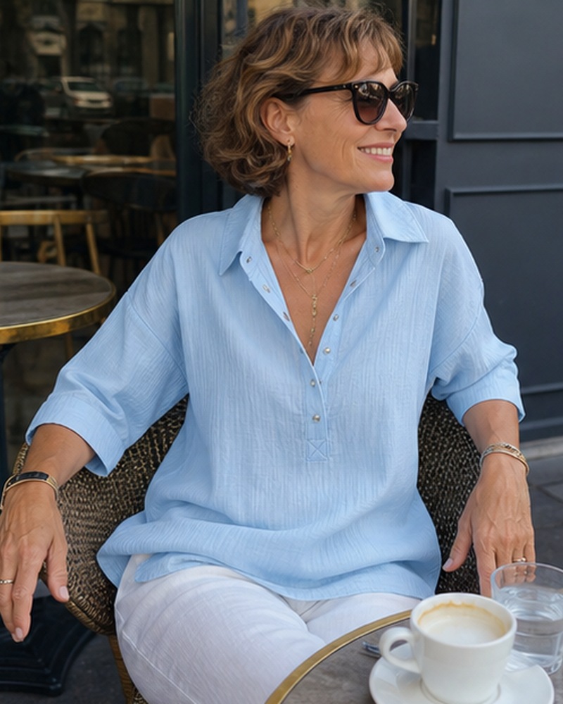 Blouse Henley textur&eacute;e port&eacute;e dans une sc&egrave;ne quotidienne en France, inspiration 5