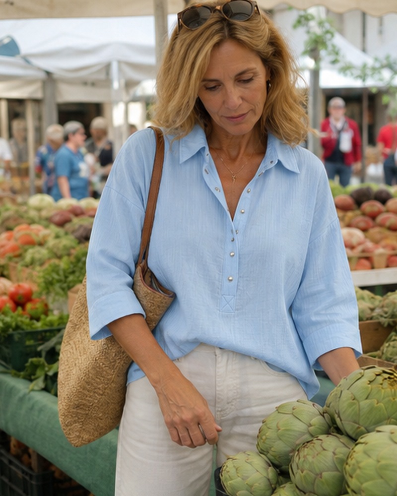 Blouse Henley textur&eacute;e port&eacute;e dans une sc&egrave;ne quotidienne en France, inspiration 6