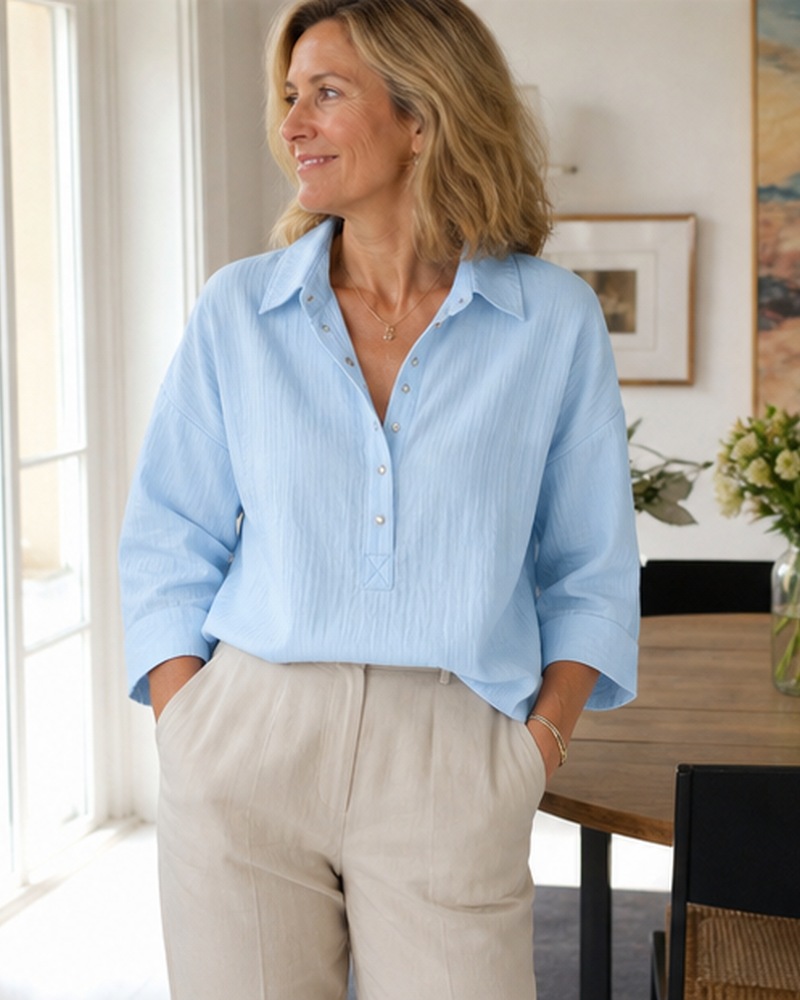 Blouse Henley textur&eacute;e port&eacute;e dans une sc&egrave;ne quotidienne en France, inspiration 8
