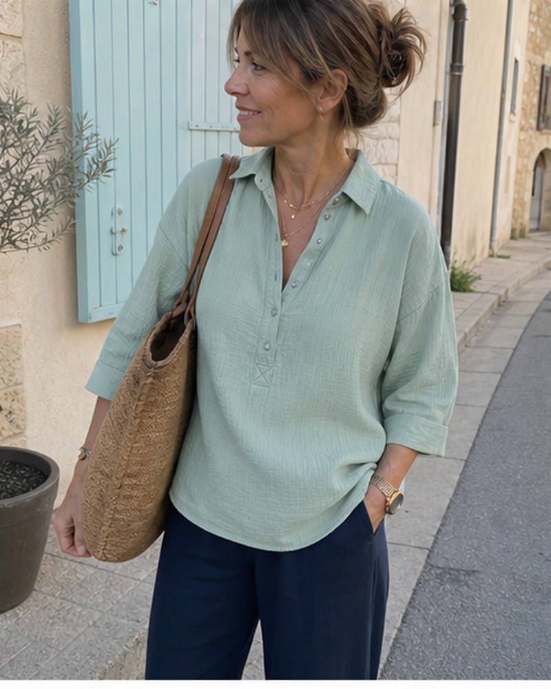 Blouse Henley textur&eacute;e port&eacute;e dans une sc&egrave;ne quotidienne en France, inspiration 11
