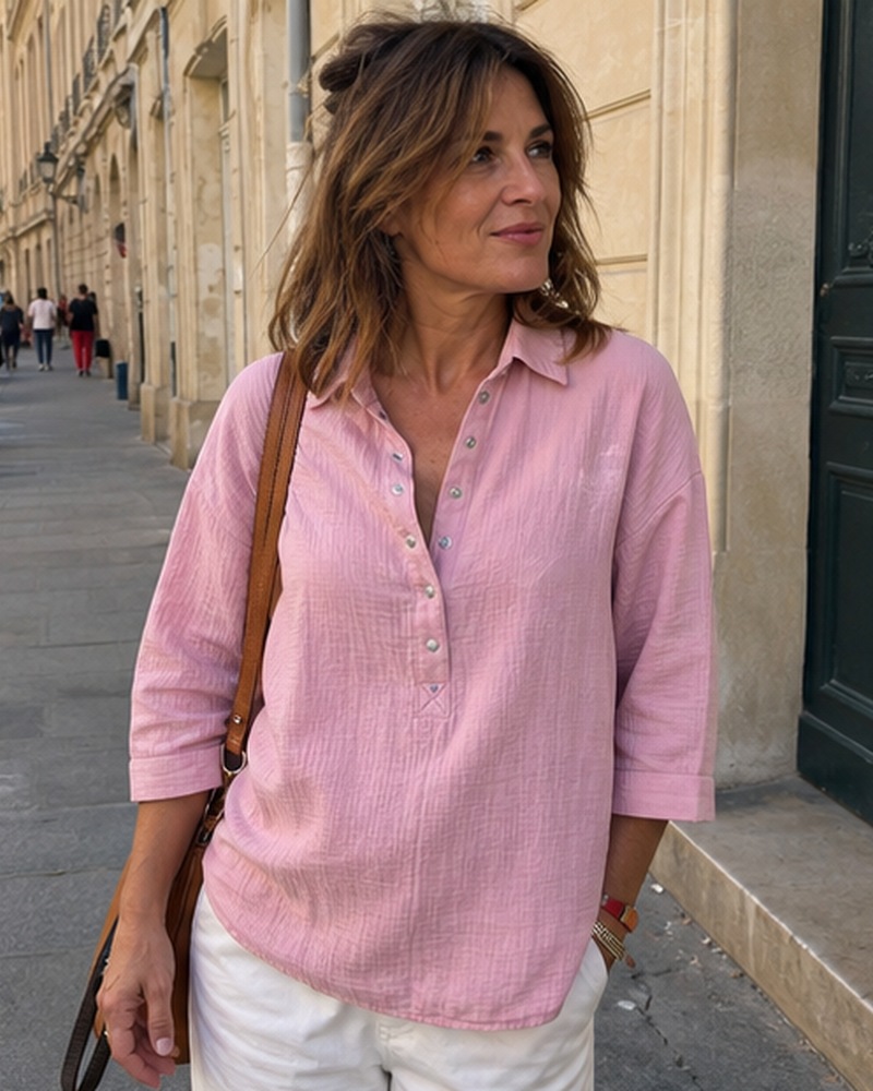 Blouse Henley textur&eacute;e port&eacute;e dans une sc&egrave;ne quotidienne en France, inspiration 13