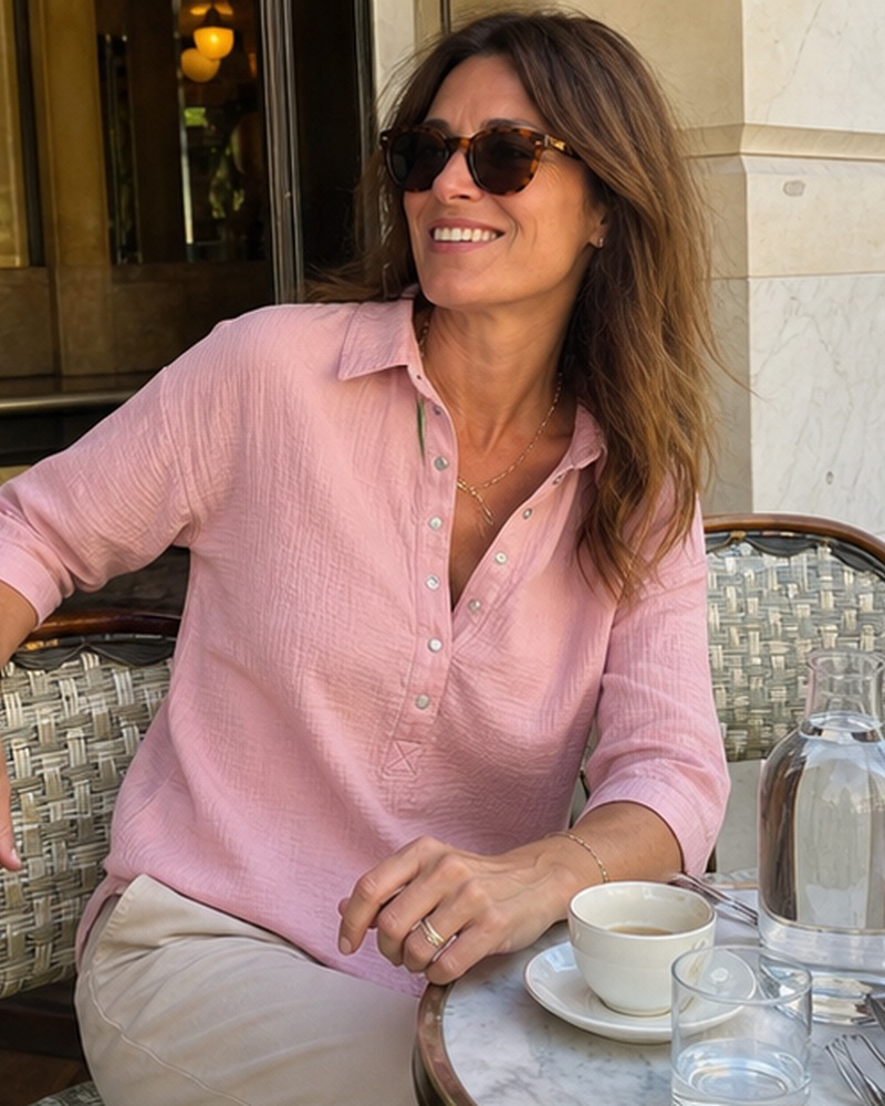 Blouse Henley textur&eacute;e port&eacute;e dans une sc&egrave;ne quotidienne en France, inspiration 14