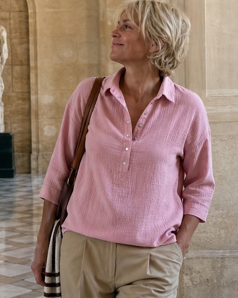 Blouse Henley textur&eacute;e port&eacute;e dans une sc&egrave;ne quotidienne en France, inspiration 15